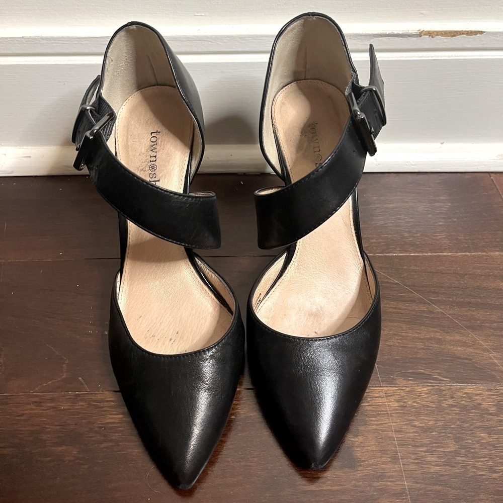 ⭐️ Black town shoes heels with strap- size 36- flaws
